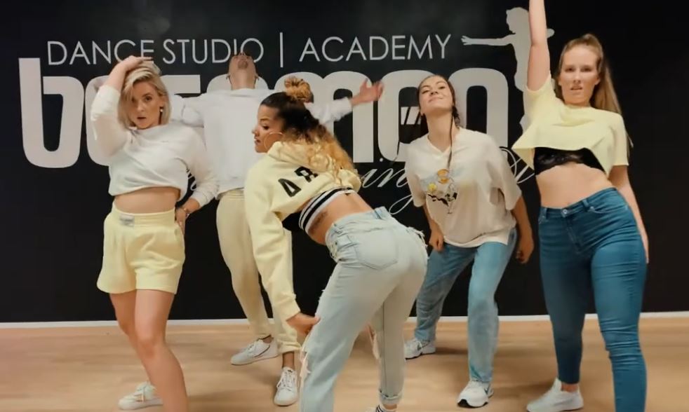 J BALVIN feat. BEYONCE - MI GENTE 